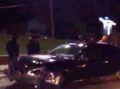 «Мерседес» протаранил бетонное ограждение в Сочи