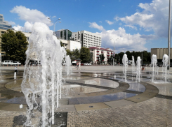 В Краснодаре у главного фонтана звучит по выходным классическая музыка: видео