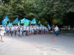 Толпа ВДВ-шников перегородила проезд в центре Краснодара