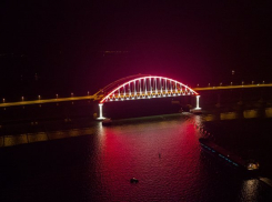  Крымский мост зажегся огнями российского флага 