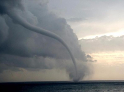 В бухте Инал возможно формирование смерчей: МЧС объявило экстренное предупреждение