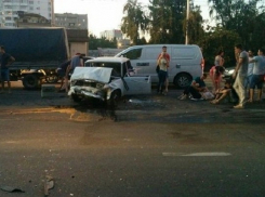   В Краснодаре водитель «семерки» устроил страшную аварию с «Фордом»