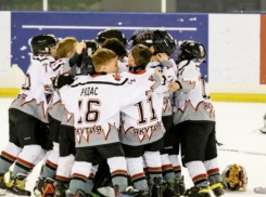 Юные хоккеисты устроили «ледовое побоище» на турнире в Сочи