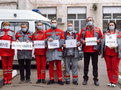 Медики Краснодарской больницы скорой помощи попросили не встречать с ними Новый год 