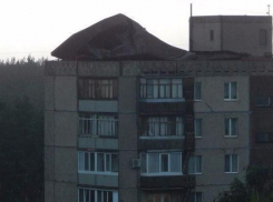 В Мостовском сильный ветер сорвал кровлю с многоэтажек