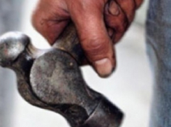 В Армавире мужчина молотком разбил племяннику лицо 