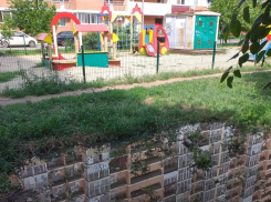 «Нечистоты больше не льются»: в Краснодаре начали засыпать опасную яму на Дзержинского