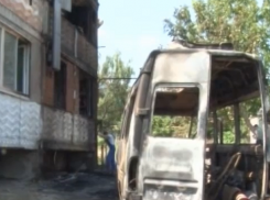 В Крымском районе пожар в микроавтобусе перекинулся на жилой дом