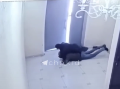 В Краснодаре мужчина чуть не задушил 13-летнего подростка за стук в дверь