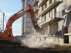 В Краснодаре сносят семиэтажный многоквартирный самострой 