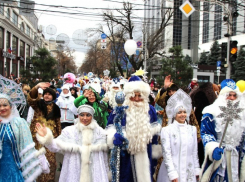  Новогоднее шествие Дедов Морозов к главной елке Краснодара: как это было 