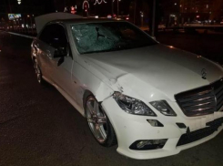 В Краснодаре 21-летний водитель Mercedes сбил ребенка и отца на «зебре»