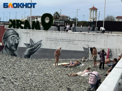 Туристы оголились и открыли купальный сезон в Сочи 
