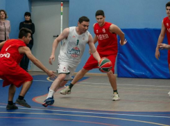 Мэр Краснодара Евгений Первышов сыграл со школьниками в баскетбол 