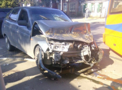 В Краснодаре легковушка врезалась в трамвай