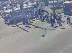 Пожилая женщина оказалась под колесами маршрутки в Краснодаре