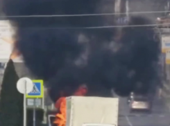 В Краснодаре на ходу вспыхнула машина такси