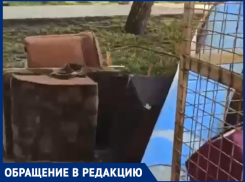 В Краснодаре грузовик вывалил строительный мусор и мебель под окнами ЖК