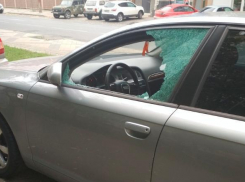 В Краснодар вернулись 90-ые: неизвестные «разворотили» 15 автомобилей