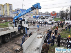 В Краснодаре бетонная плита рухнула на ж/д переезд