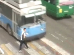 В центре Краснодара троллейбус сбил подростка в наушниках