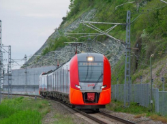 В Майкопе электропоезд столкнулся с легковушкой: погибла женщина