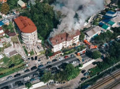 Из-за пожара в гостевом доме «Приморская +» в Сочи эвакуировали 20 человек