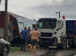 В Краснодарском крае «Скорая помощь» влетела в большегруз