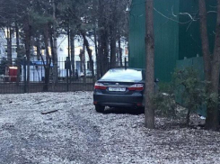 На парковке КубГУ в Краснодаре виновник аварии «сбежал» с места ДТП