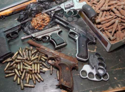 В Октябрьском нашли тайник с оружием времен Великой Отечественной войны