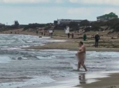Голый мужчина освежился в Черном море на глазах у отдыхающих