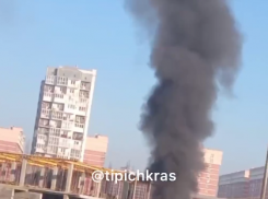 В Краснодаре горят строительные вагончики на Западном обходе