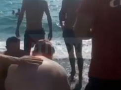 В Сочи спасатели вытащили из моря тонувшего москвича