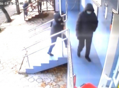 Двое мужчин в Краснодаре попытались ограбить банк, но случайно сами включили сигнализацию 