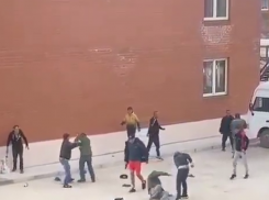 В Краснодаре из-за карточного долга рабочие устроили жесткую драку возле ЖК «Британия»