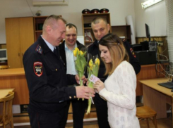 Водительское удостоверение в букетах получили девушки в Темрюке