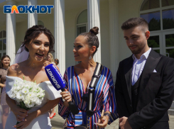 Краснодарцы делают предложения любимым через Госуслуги, под бой курантов и на крыше: что творится у ЗАГСов в сезон свадеб