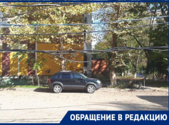 Оборванные провода держат в страхе целый двор многоэтажки в Краснодаре 