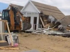 В Анапе бульдозерами снесли дома-самострои и кафе на пляже