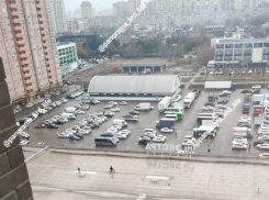 Краснодарские дети устроили велопрогулку на крыше магазина