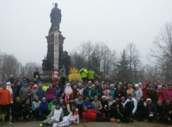  200 человек и собака пробежали 17-километровый новогодний забег по улицам Краснодара 