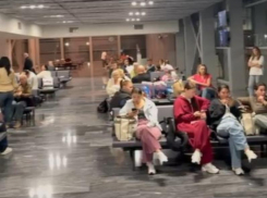 «Нам ничего не говорят»: краснодарцы на 20 часов застряли в Турции из-за задержки рейса