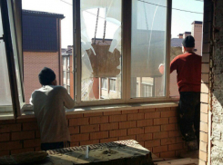 В Краснодаре в сгоревшем самострое начали отделочный ремонт и поменяли двери