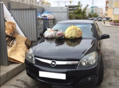 В Краснодаре автомобиль забросали мусором из-за неудачной парковки