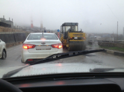 Работа дорожников «убила» жителей Новороссийска: рабочие закатывали асфальт под дождем