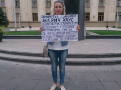  Дольщики кубанских ЖК решили отметить День города одиночными пикетами 