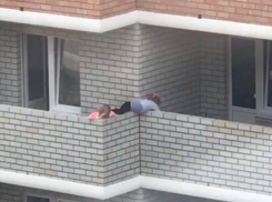 Краснодарец хладнокровно снял на видео, как дети перелезают через балкон на 10 этаже