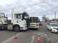 В жестком ДТП большегруза и автобуса в Краснодарском крае пострадала женщина 