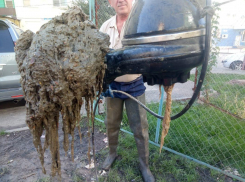 Краснодарцы пожаловались на забитую канализацию, а им показали, что они смывают