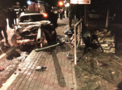  Забор «прошил» BMW, а «шестерка» разорвалась пополам в ночном ДТП в Геленджике 